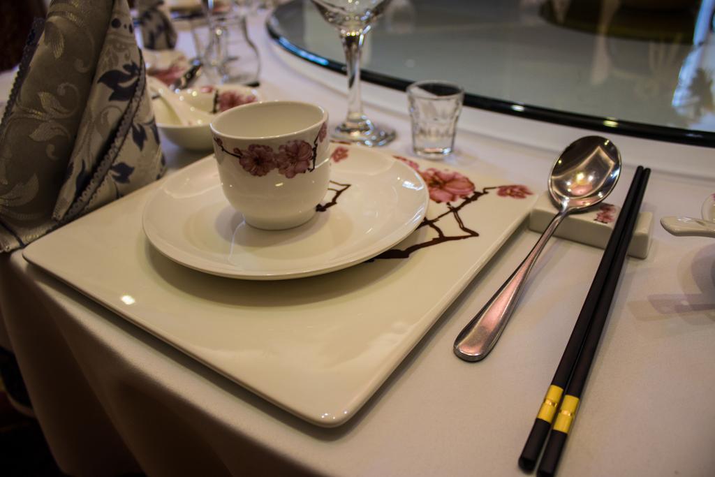 Soluxe Hotel อัลมาตี ภายนอก รูปภาพ