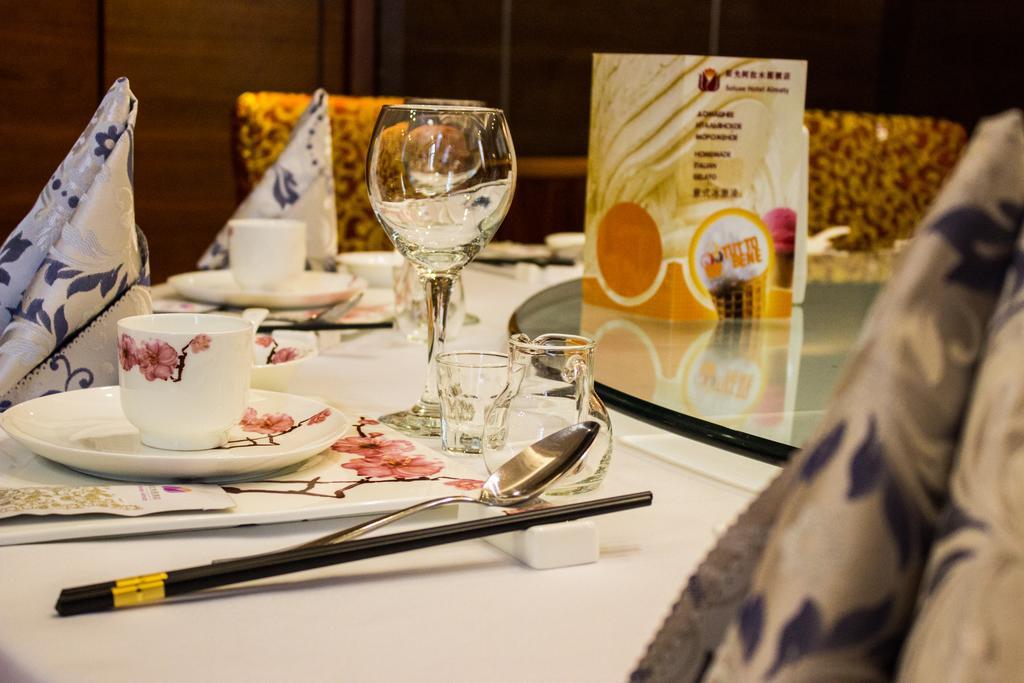 Soluxe Hotel อัลมาตี ภายนอก รูปภาพ